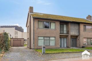 <p>Ontdek deze instapklare woning, rustig gelegen in de Kapelstraat 60 te Lommel. Deze woning biedt een comfortabele woonomgeving met een praktische indeling en een gezellige tuin. Ideaal voor wie op zoek is naar rustig wonen met alle nodige voorzieningen binnen handbereik.</p>
<p><strong>Troeven:</strong></p>
<ul><li>Instapklare woning</li><li>2 slaapkamers met mogelijkheid tot 3</li><li>EPC label C</li><li>Elektriciteit conform</li><li>Rustige ligging</li><li>Gezellige, onderhoudsvriendelijke tuin</li><li>Praktische en aangename indeling</li><li>Momenteel verhuurd: 9-jarig huurcontract (interessant als investering)</li></ul>
<p><strong>Indeling:</strong></p>
<p><strong>Gelijkvloers: </strong>Inkomhal, woonkamer, ingerichte keuken, berging, wasplaats, apart toilet</p>
<p><strong>Verdieping: </strong>2 volwaardige slaapkamers, badkamer, bureauruimte (mogelijkheid om een derde kleine slaapkamer te creëren)</p>
<p><strong>Zolder:</strong> opbergruimte </p>
<p>Bent u op zoek naar een instapklare woning op een rustige locatie in Lommel, zowel geschikt voor eigen bewoning als investering? Dan is deze woning zeker een bezoek waard. Neem vandaag nog contact met ons op voor meer informatie of een bezichtiging.</p>