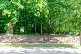 VALIMMAS verkoopt deze prachtig gelegen bouwgrond voor een alleenstaande villa... Cfr. BPA “Centrum” en verkavelingsvergunning dd 09/09/2024 met...