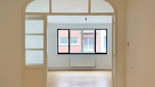 <p>Appartement lumineux d’environ 64 m² situé au deuxième étage d’une petite résidence dans la Welvaartstraat. Emplacement de premier choix dans le quartier branché et animé du Zuid, à proximité de la Marnixplaats. L’accessibilité est excellente grâce à la proximité des transports en commun, des principaux axes routiers et des Leien.<br /><br />Vous entrez dans un séjour lumineux situé à l’arrière de l’appartement, au calme, avec accès à une agréable terrasse orientée plein sud. L’espace de vie est divisé en deux zones distinctes, idéales pour aménager un coin salon et une salle à manger.<br /><br />La cuisine attenante est équipée de tous les appareils encastrés nécessaires : un lave-vaisselle, une plaque de cuisson vitrocéramique, un four et un réfrigérateur avec compartiment congélateur. Une machine à laver est également prévue. Derrière la cuisine se trouve la salle de bains, équipée d’un WC, d’une douche et d’un lavabo.<br /><br />La spacieuse chambre à coucher est située à l’avant de l’immeuble et bénéficie d’une abondante lumière naturelle grâce à sa large baie vitrée.<br /><br />Une cave privative est comprise dans le loyer.<br /><br />Charges communes : 60 € par mois.<br />Forfait pour la consommation privative d’eau : 45 € par mois.<br />Les contrats de gaz et d’électricité sont à souscrire séparément par le locataire.<br /><br />Disponible à partir du 1er juillet 2026.</p>