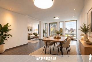 <p><strong><span>Wonen met zicht op de Grote Markt, een zonnig terras van 31 m² en alle ruimte om thuis te komen. Dit tweeslaapkamerappartement van 119 m² combineert het gemak van de Turnhoutse binnenstad met een comfortabele indeling, een gunstig EPC-label B en een inbegrepen autostaanplaats.</span></strong></p>
<p><strong>Even naar de winkel, afspreken voor een koffie of spontaan uit eten: hier liggen de dagelijkse voorzieningen en de gezellige adressen van de stad op wandelafstand. Thuis geniet u van een ruime woonkamer waar grote raampartijen het daglicht binnenbrengen en de Grote Markt het uitzicht vormt. Een plek waar u het stadsleven van dichtbij beleeft, gewoon vanuit uw eigen zetel.</strong></p>
<div>Bij het betreden van het appartement komt u terecht in de inkomhal, die toegang geeft tot de verschillende ruimtes. De ruime en lichtrijke woonkamer geniet dankzij de grote raampartijen van een aangename natuurlijke lichtinval en mooi zicht op de Grote Markt. Aansluitend bevindt zich de open keuken, uitgerust met kwalitatieve toestellen waaronder een oven, een Siemens-vaatwasser en een Miele koelkast met diepvriezer.</div>
<br />
<div>Het appartement beschikt over twee volwaardige en lichtrijke slaapkamers, waarvan één voorzien is van praktische ingebouwde kasten. Beide slaapkamers bieden rechtstreeks toegang tot het ruime terras van maar liefst 31 m², waar u in alle rust kan genieten van het buitenleven.<br /><br />
<div>Verder is er een aparte berging aanwezig, ideaal als extra opslagruimte en voorzien van een aansluiting voor een was-en droogmachine. De badkamer is volledig ingericht met een ligbad, douche, toilet en een dubbele wastafel. Daarnaast beschikt het appartement nog over een afzonderlijk gastentoilet.<br /><br />
<div>Dankzij de centrale ligging bevinden winkels, horeca, openbaar vervoer en andere voorzieningen zich op wandelafstand.<br /><br /><span>Bijzonderheden</span>:
<div>
<ul>
<li>Gunstig EPC-label B: 157 kWh/m²/jaar</li>
<li>Groot terras van 31 m²</li>
<li>Lichtrijke woonkamer met grote raampartijen</li>
<li>Open keuken met Siemens-vaatwasser en Miele koelkast/diepvriezer</li>
<li>Aparte berging</li>
<li>Inclusief autostaanplaats in een afgesloten parkeergarage</li>
<li>Topligging op de Grote Markt van Turnhout</li>
<li>Gemeenschappelijke fietsenstalling</li>
<li>Vaste maandelijkse kosten 150 EUR</li>
</ul>
</div>
</div>
Een ideale opportuniteit voor wie op zoek is naar ruim en comfortabel wonen in hart van Turnhout.</div>
</div>