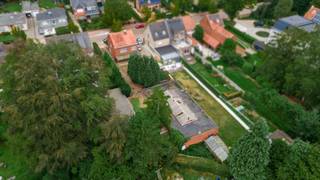 Een eigendom met tal van mogelijkheden. Naast de te renoveren woning bevindt zich achteraan het perceel een vergund polyvalent <strong>bijgebouw van ca. 200 m²</strong>, met aansluitend nog een bijkomende bergplaats van ca. 40 m². Een interessante combinatie voor wie wonen graag koppelt aan extra ruimte voor een passende invulling.<br /><br />De Sint Jobsteenweg geniet van een strategische ligging in ’s-Gravenwezel, met het dorpscentrum, winkels en dagelijkse voorzieningen vlot binnen bereik. De ligging vormt bovendien een goede uitvalsbasis richting Sint-Job, Schilde en de omliggende gemeenten, met een vlotte verbinding richting Antwerpen. Tegelijk bevindt u zich in de groene omgeving die zo kenmerkend is voor ’s-Gravenwezel, met verschillende wandel- en fietsmogelijkheden in de buurt.<br /><br /><strong>Polyvalent bijgebouw</strong><br />Achteraan het perceel bevindt zich de absolute troef van deze eigendom: een vergund polyvalent <strong>bijgebouw van ca. 200 m²,</strong> aangevuld met een aansluitende bergplaats van ca. 40 m². De royale oppervlakte biedt interessante mogelijkheden afhankelijk van de gewenste invulling.<br />Vraag ons gerust naar de mogelijkheden en verdere informatie omtrent het bijgebouw.<br /><br /><strong>Indeling woning</strong><br />De woning zelf is te renoveren en biedt daardoor de vrijheid om het interieur volledig naar eigen smaak en hedendaagse woonwensen vorm te geven.<br />Via de ruime inkomhal met vestiairegedeelte en gastentoilet bereikt u rechts de woonkamer, die aansluit op de eetruimte. Beide leefruimtes kijken uit op de tuin en vormen samen een aangename basis voor het toekomstige leefgedeelte.<br />Aansluitend bevindt zich de keuken, met rechtstreekse toegang tot het terras en de tuin. Op het gelijkvloers is verder nog een badkamer met ligbad aanwezig.<br /><br /><strong>Eerste verdieping</strong><br />De nachthal geeft toegang tot vier slaapkamers en een tweede badkamer met douche. Via een valluik met uitschuifbare trap bereikt u bovendien de zolderruimte, ideaal als bijkomende berging.<br /><br /><strong>Bijzonderheden</strong><br />De combinatie van een te renoveren woning met vier slaapkamers, een vergund polyvalent bijgebouw van ca. 200 m² en een bijkomende berging van ca. 40 m² maakt dit tot een eigendom met een uitzonderlijk veelzijdig karakter; de verwarming gebeurt momenteel op stookolie