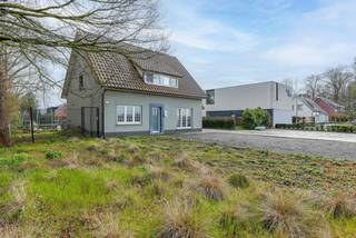 Op de Steenweg op Ravels 305 in Oud-Turnhout bevindt zich deze woning op een ruim perceel van ca. 1.395 m². Dit eigendom biedt niet alleen...