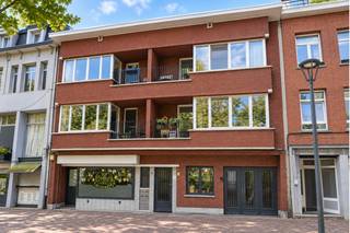 <p>Op zoek naar een instapklaar appartement op een uitzonderlijk gegeerde locatie? Dit charmante éénslaapkamerappartement combineert rust, groen en een uitstekende bereikbaarheid met een volledig gerenoveerd interieur.</p><p> </p><p>De ligging is zonder twijfel één van de grootste troeven. Vanuit het appartement en het westelijk georiënteerde terras geniet je van een prachtig uitzicht over het Vosplein en het groene Ter Boelaertpark. Ook het geliefde Boekenbergpark ligt op wandelafstand. Tegelijk bevindt het appartement zich op minder dan 10 minuten fietsen van station Antwerpen-Berchem, waardoor ook pendelaars hier bijzonder goed zitten. En dit met een A-velo stationnetje voor de deur ben je meteen dorrheen heel Antwerpen!</p><p> </p><p>Het appartement werd in 2025 volledig gerenoveerd en is met veel smaak en aandacht voor detail ingericht. De renovatie omvat onder meer een nieuwe keuken, vernieuwde badkamer en nieuwe vloeren, waardoor je hier zonder verdere investeringen je intrek kunt nemen.</p><p>De leefruimte geniet dankzij de westoriëntatie van een aangename lichtinval en staat rechtstreeks in verbinding met het terras. Hier vormt het uitzicht over het Vosplein en het Ter Boelaertpark elke dag opnieuw een aangename achtergrond.</p><p>De ruime slaapkamer biedt voldoende plaats voor een comfortabel bed en extra kastruimte. Verder beschikt het appartement over een praktische badkamer en een volledig vernieuwde keuken met uniek gasvuur.</p><p> </p><p>Ook praktisch heeft dit appartement heel wat te bieden. In de kelder zijn twee privatieve bergingen inbegrepen en er is een gemeenschappelijke fietsenberging aanwezig. Het appartement maakt deel uit van een kleine en goed beheerde residentie met slechts vijf eigenaars. Dankzij deze kleinschalige structuur zijn de algemene kosten bijzonder laag en is er bovendien geen syndicus, wat zorgt voor een eenvoudige en transparante mede-eigendom.</p><p>Met een gunstig EPC-label B, centrale verwarming op aardgas, een volledige renovatie in 2025, is dit een bijzonder interessante opportuniteit voor wie op zoek is naar een instapklaar appartement op een unieke locatie als fijne plek om zelf te wonen of als interessante investering.</p><p> </p><p>Bezoekdagen (op afspraak)</p><p>📅 Zaterdag 26 september</p>