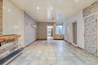 Deze te renoveren woning is gelegen in de Heistraat in Geel, op een uiterst centrale locatie. Dankzij de gunstige ligging bevinden scholen, winkels, openbaar vervoer en horecazaken zich op wandelafstand. Bovendien geniet u hier van een vlotte verbinding naar de omliggende gemeenten.<br /><br />Indeling:<br />U betreedt de woning via de ruime leef- en eetruimte, die tal van mogelijkheden biedt om een aangename en gezellige thuis te creëren. Aansluitend bevindt zich de keuken, waar eveneens ruimte is voorzien voor een ontbijthoek. Vanuit de keuken heeft u toegang tot het overdekte terras, dat uitgerust is met de nodige aansluitingen voor wasmachine en droogkast.<br /><br />Verder beschikt het gelijkvloers over de toegang tot een handige, droge voorraadkelder, een volwaardige slaapkamer en een badkamer ingericht met douche, wastafel en toilet.<br /><br />Op de tussenverdieping bevindt zich een extra kamer die perfect kan dienen als kinderkamer, dressing of bureauruimte.<br /><br />De eerste verdieping omvat nog 2 volwaardige slaapkamers en een ruime zolderberging, ideaal als stockageruimte.<br /><br />Buiten geniet u van een gezellige stadstuin en een aangebouwde schuur, die samen heel wat potentieel bieden. Tot slot is er nog een ruime garage aanwezig, die eveneens toegang verleent tot de tuin.<br /><br />Extra:<br />- Ruime garage<br />- Gezellige stadstuin<br />- Renovatieverplichting voor residentiële gebouwen is van toepassing. Meer info: https://energiesparen.be/renovatieverplichting.<br /><br />Voor meer informatie of een bezoek, neem contact met ons op via info@vastengoed.be of bel naar 014/72 73 74.<br /><br />Wenst u een gratis schatting van uw eigendom? Neem contact met ons op via 014/72 73 74.