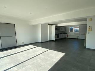 Dit appartement omvat een inkomhal, woonkamer met open keuken, slaapkamer, badkamer, apart toilet en ruim terras.<br />Het appartement is gelegen in het centrum van Aalst. <br />huurprijs 780€ + 20€ algemene kosten<br />Onmiddellijk beschikbaar!