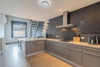 Op zoek naar een woning met zeer veel mogelijkheden? Deze ruime woning nabij het centrum van Harelbeke combineert wonen, werken en hobby onder één dak. Dankzij de strategische ligging nabij het station, scholen en invalswegen geniet u van een optimale bereikbaarheid.<br /><br />Troeven van deze woning:<br />- dubbele garage: plaats voor meerdere wagens of extra stockage.<br />- onderhoudsvriendelijke tuin met zuidgericht terras en een apart atelier achteraan.<br />- ruimtegevoel: hoge plafonds en 4 volwaardige slaapkamers.<br />- voorzien van hoogrendementsglas en geïsoleerde voorgevel.<br /><br />Op het gelijkvloers treft u de eetplaats met open keuken en een praktische wasberging. De eerste verdieping herbergt de sfeervolle woonkamer met aansluitend de badkamer en een prachtig zonneterras. De bovenverdiepingen bieden drie ruime kamers met een extra ruimte (ideaal als bureau of dressing) en een vierde slaapkamer op de zolderverdieping. Het atelier achteraan is de kers op de taart voor elke zelfstandige of hobbyist.<br /><br />EPC: 568 kWh/(m²/jaar) - UC: 3792723<br />REF: TM/26016/K