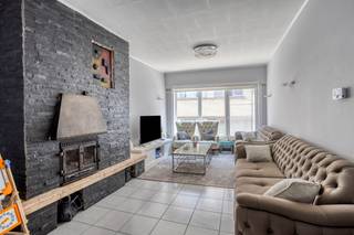 u&amp;gt;<strong>Mechelen: Instapklare, ruime woning met nog potentieel tot uitbreiding</strong><br />Deze woning combineert een topligging met veel ruimte en potentieel. Ze bevindt zich in het centrum, maar in een rustige doodlopende straat. Je geniet hier van alle voorzieningen dichtbij én van de nodige privacy.

<p>De woning is instapklaar en heeft een bewoonbare oppervlakte van maar liefst 215 m². Er is bovendien nog veel extra potentieel. De zolder kan bijvoorbeeld nog volledig gerenoveerd en ingericht worden naar eigen wens.</p>

<p>De woning is energiezuinig dankzij het EPC-label B. Ook de elektriciteit is volledig conform, wat zorgt voor extra gemoedsrust.</p>

<p>Kortom, een ideale woning voor wie op zoek is naar ruimte, comfort en mogelijkheden op een centrale, maar toch rustige locatie.<br /><br /><u><strong>Indeling</strong></u><br /><u>Gelijkvloers</u>: Inkomhal - badkamer - berging - stadskoer<br /><u>Eertse verdieping</u>: Woonkamer - eetkamer - keuken<br /><u>Tweede verdieping</u>: 2 slaapkamers - apart toilet<br /><u>Derde verdieping</u>: 3 kamers met zeer veel potentieel<br /><br /><u><strong>Troeven</strong></u></p>

<ul><li>Toplocatie</li><li>Ruime woning (215m²)</li><li>EPC B</li></ul>