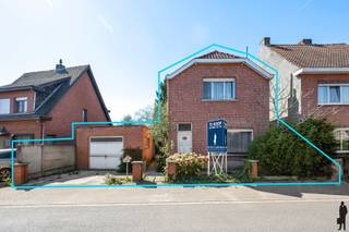 Charmante renovatiewoning op ca. 550m² in het groene Kalmthout.Indeling als volgt:Gelijkvloers:- een lichtrijke leefruimte (ca. 24m²)- een eetruimte...