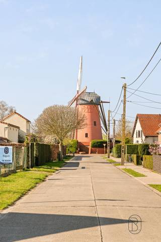 Ruim perceel bouwgrond van 756m² te koop in het charmante Outrijve, voor open bebouwing.<br /><br />Gelegen in een rustige en landelijke omgeving biedt dit perceel tal van mogelijkheden voor het realiseren van uw droomwoning op maat, met voldoende ruimte voor een mooie tuin en groene omgeving.<br /><br />Een extra troef is de nabijheid van de beschermde erfgoedsite, de Tombeelmolen, die zorgt voor een authentiek en karaktervol kader in de buurt.<br /><br />De afgebeelde woning is een AI-gegenereerde visualisatie en niet bindend.<br />Meer info of plan je bezoek: wim@immobeguin.be<br />Te koop via Immo Beguin, uw vastgoedexpert sinds 2009, met kantoren in Ronse, Waregem, Kortrijk, Deinze, Doornik en Lessen.