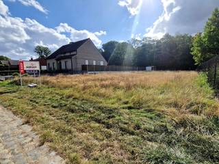 Zeer rustig gelegen bouwgrond voor een vrijstaande woning, west georiënteerd perceel.Aangeduid als lot 2 op het opmetingsplan.Het perceel heeft een...