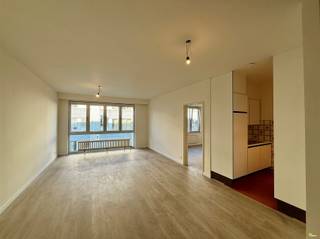 <p><span>In het centrum van Antwerpen, in de wijk Markgrave, vinden we dit ruim 1 slaapkamer appartement terug. </span></p><p><span>We hebben van hieruit een goede verbinding met het openbaar vervoer alsook naar op- en afritten van autostrades.</span></p><p><span>In de nabijheid vinden we het Hof van Leysen, het Harmoniepark en leuke bars om gezellig te vertoeven.</span></p><p><span> </span></p><p><span>Indeling:</span></p><p><span>We nemen de trap of lift tot op de tweede verdieping. We betreden het appartement en komen uit in een ruime en lichtrijke leefruimte. Er werd een vestiaire kast voorzien en een apart toilet met handenwasser. </span></p><p><span>Aansluitend vinden we de basic ingerichte keuken.</span></p><p><span> </span></p><p><span>De ruime slaapkamer (16m²) biedt toegang tot de badkamer. Deze is voorzien van een lavabo en een bad.</span></p><p><span> </span></p><p><span>Nuttige informatie:</span></p><ul><li><span>Gemeenschappelijke kosten: € 90, </span><span>inclusief:</span><span> provisie water, minuterie, onderhoud van de gemeenschappelijke delen en lift.</span></li><li><span>Huurwaarborg: 3 maanden</span></li><li><span>Plaatsbeschrijving: € 225 (per partij)</span></li><li><span>Beschikbaarheid: 01/03/2026</span></li><li><span>EPC: 147 kWh/m²</span></li></ul><p><span> </span></p><p><span>Boek nu zelf ONLINE uw afspraak in. Surf naar het betreffende eigendom op onze website <span>www.habicom.be</span></span><span> en klik op de roze knop </span><span>'Vraag je bezoek aan'</span><span>. </span></p><p><span>Voor meer info surf naar <span>www.habicom.be</span></span><span>.</span></p><p><span> </span></p>