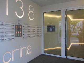 Dit energiezuinig 1-SLK appartement (48m²) is gelegen op de vesten langs de rand van de Mechelse binnenstad.<br />Winkels, openbaar vervoer en station zijn vlot bereikbaar op wandel- of fietsafstand. De algemene inkomhal van het gebouw werd zeer recentelijk vernieuwd en geeft een trendy indruk. Liften zijn volledig vernieuwd en conform wetgeving. Indeling flat: inkomhal, living op parket met aansluitend een terras, keuken (voorzien van gaskookplaat, dampkap, gecombineerde frigo/diepvries, ingebouwde microgolfoven, vaatwasmachine), badkamer (inloopdouche, lavabo, toilet), afzonderlijke slaapkamer.<br />Vanuit living en slaapkamer een mooi vergezicht over de stad.<br />Dit pand is ideaal als starterswoning of als studentenverblijf, maar zeker ook als investeringsobject met een mooi rendement.<br />Lift aanwezig in het gebouw.<br />EPC = label B<br />Er is steeds voldoende parkeermogelijkheid in de onmiddellijke omgeving van het gebouw (gratis parkeren met bewonerskaart)<br />Voor meer info of een bezoek ter plaatse contacteer Anne Raets via 0471/57 12 13 of stuur een mail naar info@buro14.be.