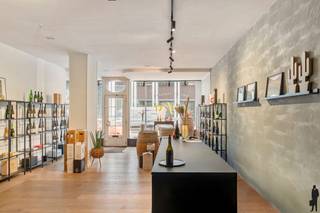 Handelsgelijkvloers op zichtlocatieGelegen aan de levendige Mechelsesteenweg bevindt zich dit ruime handelsgelijkvloers met een opvallende...