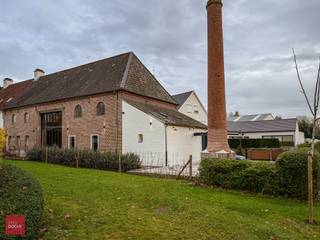 Volledig vernieuwd en bestaande uit een inkomhall, heel ruime en gezellige living met eetplaats, ingerichte nieuwe keuken met berging, 2...