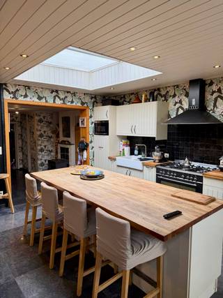 Poperinge: Woning met 4 slaapkamers en tuin te koop<br /><br />Deze lichtrijke woning op een boogscheut van de markt van Poperinge is op zoek naar nieuwe eigenaars. De grote open keuken vormt het hart van de woning. Er is ook een gezellige zithoek met houtkachel. Daarnaast is er ook centrale verwarming. De vier slaapkamers met zolder bieden genoeg ruimte voor een groot gezin of wie extra opbergruimte wil. De grote zonovergoten tuin is een unieke kans in het centrum. <br /><br />indeling<br />- inkomhal, living, open keuken met eetkamer, wasruimte, badkamer, kelder, toilet, tuin met tuinberging <br />-4 slaapkamers<br />-zolder <br /><br />Troeven<br />- centrum Poperinge <br />- grote tuin<br />- steenputwater<br />- centrale  verwarmingsketel nieuw <br /><br />Dit is een  vanafprijs. <br /><br />Deze woning valt onder de renovatieverplichting. Mits isoleren dak kom je aan een C-label.