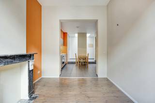 Deze woning te koop is gelegen in het zuiden van Antwerpen aan De Braekeleerstraat, dit is een éénrichtingsstraat in een rustige buurt, vlakbij het centrum van Antwerpen. Horeca en cultuur zijn op wandelafstand.  <br /><br />Indeling<br />gelijkvloers:<br />- inkomhal<br />- leefruimte<br />- open keuken<br /><br />eerste verdieping:<br />- slaapkamer<br />- badkamer met inloopdouche en toilet<br /><br />tweede verdieping:<br />- slaapkamer<br /> <br />troeven:<br />- veel lichtinval<br />- instapklaar <br />- ruime kelder<br /><br />Deze woning wordt te koop aangeboden voor een vraagprijs van 395.000 euro.<br /><br />Bent u geïnteresseerd in een appartement of woning te koop in Antwerpen? Aarzel dan niet om ons te contacteren. <br />Had u graag uw eigen eigendom te koop aangeboden contacteer ons dan voor een vrijblijvende schatting, telefonisch op het nummer 03/206.76.76 of per mail naar antwerpen@dewaele.com.<br /><br />Ook voor alle andere vragen omtrent vastgoed, kopen of verkopen kan u steeds bij ons terecht!<br /><br />Bestuursmaatregelen in het maatregelenregister: nee