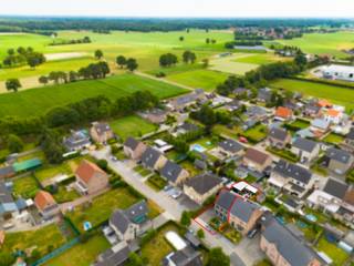 <p><span>De Oude Eik in Ravels is een recente, rustige en kindvriendelijke verkaveling. Gelegen in een doodlopende straat geniet u hier van optimale privacy, terwijl omliggende gemeenten en alle dagelijkse voorzieningen vlot bereikbaar zijn.</span></p>
<p><span>Deze energiezuinige halfopen bebouwing, gebouwd in 2006, combineert een doordachte indeling met hedendaags wooncomfort en een aangename buitenruimte. Dankzij de vier ruime slaapkamers is dit de ideale gezinswoning.</span></p>
<p><span>Via de verzorgde inkomhal met gastentoilet, vestiaire en bureauruimte bereikt u de royale, lichtrijke leefruimte. De open keuken vormt het hart van de woning en biedt een mooi uitzicht op de tuin. Aansluitend bevinden zich een praktische berging en wasplaats.</span></p>
<p><span>Op de eerste verdieping vindt u drie ruime slaapkamers en een volledig uitgeruste badkamer met wastafel, ligbad en douche. Daarnaast is er een aparte wasruimte. De tweede verdieping beschikt over een ruime polyvalente masterbedroom en een afzonderlijke zolderruimte.</span></p>
<p><span>Ook buiten is het aangenaam vertoeven. De onderhoudsvriendelijke tuin met stijlvol terras nodigt uit om volop te genieten van het buitenleven. Bovendien beschikt de woning over een garage.</span></p>
<p><span>De ligging vormt een extra troef. De woning bevindt zich in een bijzonder rustige woonomgeving waar aangenaam wonen centraal staat. Op wandelafstand van bossen, ideaal voor een ontspannende wandeling, een fietstocht of een sportieve ochtend.</span></p>
<p><span>Deze instapklare woning combineert een recente bouw, energiezuinigheid, een praktische indeling en een rustige, groene ligging. <br /></span><span>Een ideale gezinswoning waar u jarenlang comfortabel en zorgeloos kunt wonen.<br /><br />Troeven:</span></p>
<p><span>-PV-installatie<br />- Batterij<br />- EPC = klasse b</span></p>