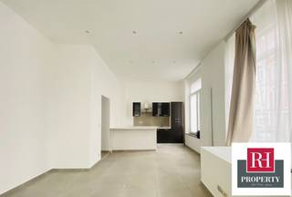 In de wijk DAILLY, niet ver van het Meiserplein, biedt Rh Property dit prachtige, onlangs gerenoveerde handelspand op de begane grond aan van ongeveer 75m² verdeeld over twee verdiepingen. Het bestaat uit een grote inkomhal met watercloset, 2 mooie ruimtes die uitkomen op zeer aantrekkelijke etalages, een ingerichte keuken en 2 mooie ruimtes op het kelderniveau. Ideaal voor een zelfstandige professional of voor een breed scala aan activiteiten. Neem voor meer informatie en kijkaanvragen contact op met 02 662 04 92. Bezoek onze website: www.rhproperty.be.
