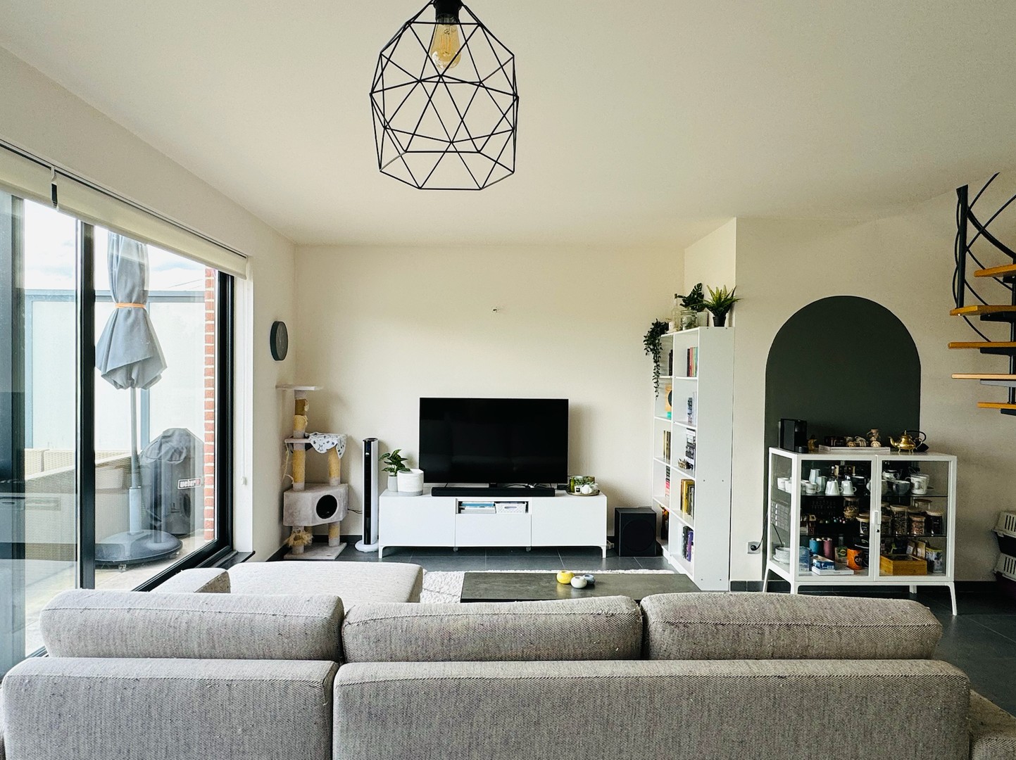 Ruim duplex appartement met terras en plaats voor 2 wagens. - foto 4