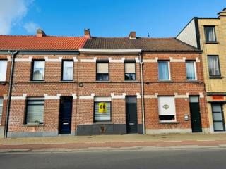 Deze gezellige, te renoveren woning gelegen in het aangename Nieuwkerken-Waas, beschikt op het gelijkvloers over een ruime woonkamer met een...