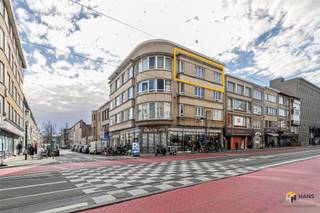 <p><span>Appartement (79 m²) met 2 slaapkamers en terras (3 m²) in Borgerhout.</span></p><p><span> </span></p><p><span>Op deze centrale locatie tussen de Turnhoutsebaan en de Plantin en Moretuslei geniet je van alles wat de stad te bieden heeft, maar bereik je tegelijk de stadsrand en de snelweg in slechts enkele minuten. Aan velo- en openbare vervoersmogelijkheden heb je hier geen gebrek en ook is er een ruim aanbod aan (lokale) winkels en voorzieningen te vinden in de buurt. </span></p><p><span> </span></p><p><span>Het appartement bevindt zich op de derde verdieping van een hoekgebouw van 3 hoog, waarvan het dak conform geïsoleerd is. De vaste kosten bedragen €733/kwartaal en omvatten water, verwarming (op gas met tussenmeters), blokpolis, syndicus en onderhoud van de gemene delen. Er is een conforme lift aanwezig, de elektriciteit is AREI-conform en de ramen beschikken over dubbele PVC-beglazing. </span></p><p><span> </span></p><p><span>Je komt binnen in de hal, die voor de verbinding zorg tussen alle aanwezige ruimtes. Enkele ingemaakte kasten zorgen hier voor extra bergruimte. Aan de voorzijde treffen we de ruime woonkamer (25 m²) en links hiervan een eerste slaapkamer van 18 m². Aan de achterzijde situeren zich de tweede slaapkamer (11 m²) en aparte keuken (7 m²) met basisuitrusting. Van hieruit heb je toegang tot het zuid-georiënteerde terrasje (3 m²). De badkamer (4 m²) is voorzien van een lavabo en douchecabine en biedt ruimte om een wasmachine te plaatsen. De wc is apart.</span></p><p><span> </span></p><p><span>Tot slot staat er nog een privatieve kelderberging ter beschikking. Bewoonbare opp. 79 m² ref.: bruto vloeropp. EPC. Voor meer info of een gratis schatting surf naar </span><span><span>www.hansimmo.be</span></span></p><p><span> </span></p><p><span> </span></p>