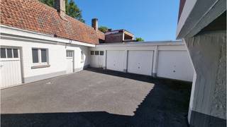Brugge - Oude Gentweg - GARAGEBOX te huur met zeer goede ligging in het centrum van Brugge vlakbij de Katelijnestraat. ** Een veilige plaats om uw voertuig te stallen in een omgeving met schaarse parkeermogelijkheid. ** #veiligparkeren #brugge ** ** Garage : 5,4 m x 2,5 m = 13,50 m² ** Poort : 2 m ( hoogte ) x 2,20 m ( breedte ) ** ** Beschikbaar 1 november 2026