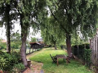 Deze statige woning is rustig gelegen en omringd door ontelbare troeven.INDELINGBij het binnenkomen in de inkomhal kan men doorlopen naar de garage,...