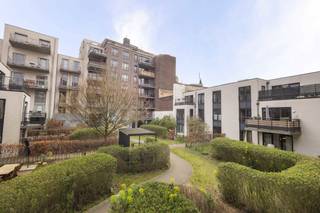 SINT-JANS-MOLENBEEK, vlak bij het Centrum, ontdekt u dit aangename appartement op de 1ste verdieping van een gebouw uit 2012. Met een bewoonbare oppervlakte van ± 92 m² overtuigt het door zijn doordachte indeling, mooie lichtinval en uitstekende investeringsmogelijkheden.<br /><br />Het appartement bestaat uit een ruime living met eetkamer van ± 31 m², een volledig uitgeruste open keuken, 2 slaapkamers, een badkamer, een douchekamer, een wasruimte en een kelder (C6), ideaal als extra bergruimte.<br /><br />Een ondergrondse parkeerplaats P6 vervolledigt het geheel, verplicht aan te kopen voor 20.000 €.<br /><br />Verder geniet u van het comfort van dubbele beglazing, collectieve verwarming op gas en conforme elektriciteit.<br /><br />Het appartement is momenteel verhuurd aan 1.127 €/maand via een huurovereenkomst van 9 jaar die gestart is op 15/05/2024. Dit maakt van dit pand een interessante opportuniteit voor investeerders die op zoek zijn naar een onmiddellijk rendement.<br /><br />Lasten: ± 205 €/maand, inclusief gemeenschappelijke delen, syndicus, onderhoud en verzekering.<br /><br />EPC: F<br /><br />Een functioneel en goed gelegen pand dat vandaag al een mooie meerwaarde biedt dankzij de lopende verhuur. Snel te bezoeken.af 1 oktober 2021. Onmiddellijk bezoeken! Afmetingen ter informatie