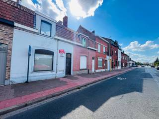 <p>Op zoek naar een betaalbare starterswoning of interessante investering? Deze charmante woning aan de rand van Wervik biedt tal van mogelijkheden. Met wat renovatie en modernisering maak je hier een gezellige thuis op maat.</p>

<p><strong>Indeling</strong></p>

<ul><li>
	<p>Gelijkvloers: inkomhal, lichtrijke leefruimte met open keuken, apart toilet en badkamer. Via de veranda heb je toegang tot de diepe tuin, ideaal voor ontspanning en gezelligheid.</p>
	</li><li>
	<p>1ste verdieping: 2 slaapkamers.</p>
	</li><li>
	<p>2de verdieping/zolder: ingericht als extra slaapkamer.</p>
	</li></ul>

<p><strong>Troeven</strong></p>

<ul><li>
	<p>Gezellige tuin met veranda</p>
	</li><li>
	<p>3 slaapkamers mogelijk</p>
	</li><li>
	<p>Betaalbare woning met potentieel</p>
	</li><li>
	<p>Rustige ligging net buiten het centrum</p>
	</li></ul>

<p>Kortom, een ideale kans voor wie zelf de handen uit de mouwen wil steken of een interessante huurwoning zoekt!</p>