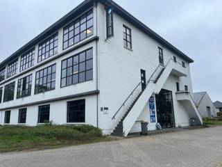 <strong>Op zoek naar een goed gelegen en makkelijk toegankelijke handelsruimte?</strong><br /><br />Deze <u>gelijkvloerse ruimte</u> van ca. <strong>100 m²</strong> biedt tal van mogelijkheden voor opslagruimte, kantoor, praktijk of dienstverlenende activiteit.<br /><br />Gelegen op een zichtlocatie met vlotte bereikbaarheid en parkeermogelijkheden in de buurt.<br /><br />- 100 m² bruikbare oppervlakte<br />- Gelijkvloerse toegang<br />- Centrale ligging in Mol<br /><br />Voor meer info of een bezoek:<br />0468 22 12 21<br />info@thuismakelaar.be<br />www.thuismakelaar.be<br />Thuismakelaar.be – Rozenberg 96B, 2400 Mol