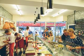 Einde van een tijdperk. Dit top gelegen handelspand met een rijke geschiedenis zoekt nieuwe huurders.De familiezaak van MAZURE was sinds 1955 een...