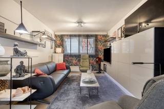 In de Jaak Van Buggenhoutlaan te Koksijde, die onlangs volledig heraangelegd werd, vinden we dit instapklare en gemeubelde duplex appartement (118m²) te koop. Het appartement werd volledig gerenoveerd in 2021 en beschikt over verschillende op maat gemaakte kasten, 2 slaapkamers en 2 badkamers. Zeer centraal gelegen, op wandelafstand van winkels, openbaar vervoer, horeca én het strand. Er is een gemeenschappelijke fietsenberging aanwezig in het gebouw. INDELING> Derde verdieping:- Inkomhal met vestiairekast onder de trap;- Lichtrijke leefruimte met gashaard en toegang tot het terras;- Volledig uitgeruste keuken voorzien van inductie kookplaat, dampkap, koelkast, diepvries, stoom- en bakoven, microgolf, vaatwasmachine en dubbele spoelbak;- Badkamer met inloopdouche, wasmeubel en op maat gemaakte kast voor wasmachine en droogkast;- Ruime praktische berging in het appartement;- Afzonderlijk toilet;> Vierde verdieping:- Ruime slaapkamer (1) met ensuite dressingruimte;- Slaapkamer (2) in gebruik als bureauruimte met zetelbed;- Badkamer met douche, toilet en wasmeubel;Extra troeven:- Private kelderberging inbegrepen in de prijs;- Ruime gemeenschappelijke fietsenberging in het gebouw;Algemeen:- EPC C (268 kWh/m²);- Gemeubelde verkoop;- Volledig gerenoveerd in 2021;- Lift vernieuwd in 2023;Op zoek naar een comfortabel, goed gelegen appartement voor vaste bewoning of tweede verblijf in Koksijde? Contacteer Dewaele Koksijde op 058 330 600 voor een bezoek!