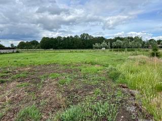 Centraal gelegen bouwgrond voor een open bebouwing met een oppervlakte van 1.235 m², met achteraan agrarisch gebied!Ideaal voor een gezinswoning met...