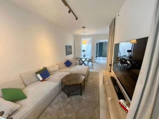 Op zoek naar een smaakvol gerenoveerde woning met alle hedendaags comfort? Deze volledig vernieuwde rijwoning, centraal gelegen in Deinze,...