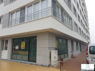 Centraal gelegen handelspand , op praktische ligging , hoekpand vlak bij de zeedijk en het centrum.Ruime winkel met kelderruimte.Het gebouw...