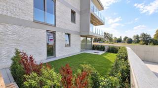 <strong>Appartement 0.04 – Comfortabel gelijkvloers wonen met tuin in Klaverstuk 24</strong><br /><br />Welkom in <strong>appartement 0.04</strong>, een smaakvol en instapklaar appartement in het moderne nieuwbouwproject <strong>Klaverstuk 24</strong> te Zedelgem.<br />Met een slimme indeling, twee badkamers en een gezellige tuin biedt dit appartement alles wat u zoekt in uw nieuwe thuis.
<h4><strong>Kenmerken van appartement 0.04</strong></h4>
<ul>
<li>* Bewoonbare oppervlakte: 91 m²</li>
<li>* Inkomhal met vestiaire en apart gastentoilet.</li>
<li>* 2 comfortabele slaapkamers, ideaal voor gezinnen, koppels of als logeer- en werkruimte.</li>
<li>* 2 badkamers: één met meubel en douche, en één met meubel en bad voor extra luxe.</li>
<li>* Lichtrijke leefruimte met grote ramen en een moderne open keuken.</li>
<li>* Handige wasplaats voor extra opbergruimte.</li>
<li>* Gezellig terras van 10 m² en een aangelegde tuin van 45 m², perfect om te ontspannen.</li>
<li>* Inclusief ondergrondse parkeerplaats en fietsenberging.</li>
</ul>
<h4><strong>Hoogwaardige afwerking en energiezuinig</strong></h4>
Dit appartement is volledig instapklaar en uitgerust met:
<ul>
<li>* Vloerverwarming voor optimaal comfort.</li>
<li>* Warmtepomp en zonnepanelen voor een duurzame en energiezuinige woning.</li>
<li>* Een E-peil van 30, waardoor u geniet van vrijstelling op de onroerende voorheffing.</li>
</ul>
<h4><strong>Wonen in het groene Zedelgem</strong></h4>
Klaverstuk 24 biedt u een rustige en groene woonomgeving met vlotte verbindingen naar het centrum van Zedelgem en omliggende steden zoals Brugge. Alle voorzieningen zijn binnen handbereik.<br /><br />Met zijn comfortabele indeling en buitenruimte is appartement 0.04 een perfecte plek om te wonen en te genieten.<br /><strong>Contacteer ons vandaag nog voor meer informatie of een bezoek.</strong><br /><br />Uw nieuwe thuis wacht op u!<br /><br /><strong>051 21 11 11 of matias@imfiro.be</strong>