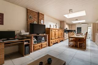 Instapklare stadswoning met drie slaapkamers en inpandige garage. <br /><br />Indeling en omschrijving:<br />U betreedt deze instapklare stadswoning via de inkomhal. Aan de rechterzijde bevindt zich de praktische inpandige garage, met directe toegang tot de kelder. De woonkamer is ingedeeld in een zit- en eethoek en wordt extra verwarmd door een gezellige gaskachel. De open keuken is uitgerust met boven- en onderkasten, een kookplaat, dampkap, spoelbak, vaatwasser en oven. Dankzij de aanwezige lichtkoepels geniet u in deze ruimtes van aangename natuurlijke lichtinval. Aansluitend vindt u de betegelde badkamer, voorzien van een douche, lavabo met meubel, spiegelkasten en toilet. Achteraan bevindt zich een handige berging met aansluitingen voor wasmachine en droogkast. <br />Zowel op het gelijkvloers als op de eerste verdieping is de woning uitgerust met airco, wat zorgt voor extra comfort het hele jaar door. Op de eerste verdieping vindt u de twee slaapkamers en een apart toilet. Op de zolderverdieping bevindt zich de derde slaapkamer. Tot slot beschikt deze stadswoning over twaalf zonnepanelen en een aangenaam tuintje waar u in alle rust kan ontspannen.<br /><br />Extra info: instapklaar I 12 zonnepanelen I <span>EPC 203 kWh/ (m² jaar) label C I infoplicht: Vg, Wg, Gvv, Gvkr, Gmo I watertoets: P-score: D I G-score: D.</span>