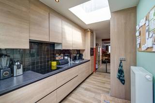 <p><span>Interesse? Plan dan zelf je bezoek in via onze digitale kalender. Vragen? Neem gerust contact op met Sofie Stalmans via sofie.stalmans@copandi.be of via +32 484 74 47 00.</span></p>
<p>Welkom in deze verrassend ruime gerenoveerde woning met drie volwaardige verdiepingen, ideaal voor gezinnen of wie op zoek is naar veel ruimte en potentieel. Dankzij de leefruimte met open keuken, op het gelijkvloers drie slaapkamers en tuin, is dit een thuis met tal van mogelijkheden.<br />Tevens is er nog de mogelijkheid om een vierde slaapkamer of extra badkamer bij te maken.</p>
<h3>I<strong>ndeling</strong></h3>
<p><strong>Gelijkvloers</strong><br />De inkomhal (<em>4 m²</em>) leidt je naar een eerste, ruime leefruimte van <em>27 m²</em>, aansluitend gevolgd door een tweede living van <em>12 m²</em> — ideaal als extra zitruimte, speelkamer of bureauruimte.<br />De open keuken (<em>9 m²</em>) grenst aan een functionele badkamer (<em>5 m²</em>) en een handige berging (<em>2 m²</em>), wat zorgt voor een praktische en overzichtelijke indeling.</p>
<p><strong>Eerste verdieping</strong><br />Hier bevinden zich twee slaapkamers van respectievelijk <em>14 m²</em> en <em>10 m²</em>. Beide kamers worden verbonden via een centrale nachthal (<em>6 m²</em>).</p>
<p><strong>Tweede verdieping</strong><br />De bovenste verdieping volgt hetzelfde stramien, met een slaapkamer <em>14 m²</em> en extra aparte ruimte.</p>
<p>✅ Drie volwaardige slaapkamers<br />✅ Open leefruimtes op het gelijkvloers<br />✅ Open keuken<br />✅ Tuin<br />✅ Centrale ligging in Lier, nabij winkels, openbaar vervoer en scholen<br /><br /><b>Kijkdag 25 oktober tussen 13u en 14.30u.</b></p>