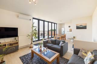 <p>In a high-end residential building dating from 2016, ideally located close to all amenities and major transport links, we offer this stunning duplex on the 11th and 12th floors with panoramic views over Brussels. The property is laid out as follows: entrance hall with cloakroom, two bedrooms with access to a terrace of ±13 m², bathroom, private laundry room and separate WC. On the upper level: a vast, light-filled living/dining room with air conditioning, fully equipped kitchen, and a magnificent west-facing terrace of ±20 m² offering unobstructed views across the entire city. Large storage cellar in the basement. Compliant electrical installation and a smart dual-rate meter. EPC: C+. Parking space available: €25,000. <br />A rare property combining natural light, quality finishes and an exceptional view!</p>