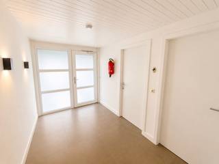 Op een strategische ligging in Kortrijk bevindt zich deze verzorgde opbrengsteigendom, bestaande uit drie appartementen en drie aparte garages. Een ideale, kant-en-klare investering voor wie op zoek is naar een interessant totaalproject met beperkte gemeenschappelijke kosten.<br /><br />Het appartementsgebouw omvat twee ruime drie-slaapkamer appartementen met balkon en een comfortabel één-slaapkamer appartement op het gelijkvloers met privatief terras. Elk appartement beschikt bovendien over een private garage, wat een belangrijke meerwaarde biedt voor huurders én investeerders.<br /><br />Deze "kloeke" eigendom werd grondig vernieuwd in 2016 en verkeert in een goed onderhouden staat. Dankzij de EPC-B labels, het vernieuwde schrijnwerk en de conforme elektriciteit geniet u van een toekomstgerichte investering zonder onmiddellijke zorgen. Een extra troef is dat er geen syndicus aangesteld, wat resulteert in beperkte gemeenschappelijke kosten en een eenvoudige beheerstructuur.<br /><br />Het gelijkvloers appartement staat momenteel leeg in afwachting van verkoop. Totale huurinkomsten +/- 2400 euro /maand. <br /><br />Interesse in deze vastgoedinvestering? Bel of mail Jasper via 0479/27 71 92 of Jasper@immopottelberg.be