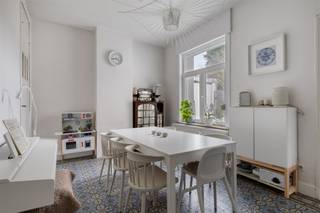 <p><span>Mooie gezinswoning te koop in Kortenberg.</span></p><p><span>Stelt u zich eens voor: wonen in een charmante stadswoning die het beste van twee werelden combineert. Rust in een aangename buurt, en toch de levendigheid van het centrum van Kortenberg binnen handbereik. Het station, gezellige winkels en sfeervolle horeca liggen op een comfortabele wandelafstand. </span><span> Deze charmante gezinswoning ligt in een rustige straat, in het centrum van Kortenberg, en biedt heel wat mogelijkheden. Hier smelten authenticiteit en vernieuwing mooi samen.</span></p><p><span>Deze deels gerenoveerde woning (134 m²) is perfect voor gezinnen of wie ruimte zoekt voor hobby's en thuiswerk. U vindt er 3 slaapkamers en een aparte, praktische bureaukamer.</span><span> <br /><br /></span><span>Enkele troeven van deze woonst:</span></p><ul><li><span>ZONNIGE ZUID-OOST GERICHTE TUIN:</span><span> Een heerlijke plek om te ontspannen, te tuinieren en te genieten van de zon.</span></li><li><span>HANDIGE GARAGE:</span><span> Naast de woning vindt u een kleine garage, ideaal voor een compacte wagen, fietsen of extra bergruimte.</span></li><li><span>Geen renovatieverplichting: </span><span>Een prachtig vernieuwd dak met isolatie, recent vervangen ramen en deuren, volledig vernieuwde en conforme elektriciteit, én een recent vernieuwde achtergevel in crepi.</span></li></ul><p><span>Deze woning ademt sfeer en biedt tegelijkertijd alle moderne gemakken. Een perfecte balans tussen authenticiteit en hedendaags comfort. <br />Grijp nu deze unieke buitenkans in het centrum van Kortenberg!  Deze instapklare parel met die extra portie karakter wacht op u.</span><span>  </span></p>