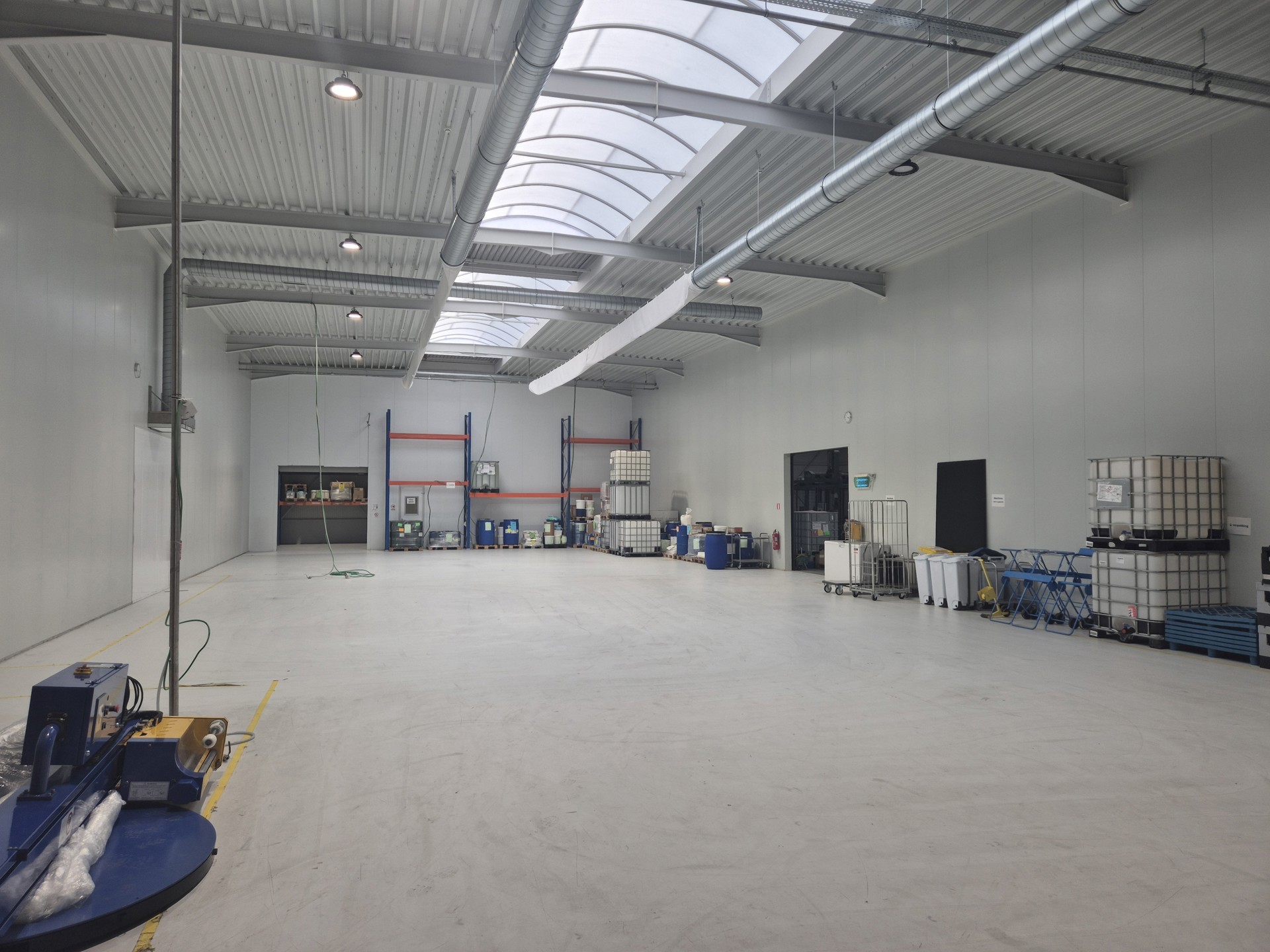 Modern bedrijfsgebouw 1.800m² met kantoor en sociale ruimte  - foto 5
