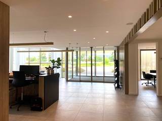 In het stijlvolle kantoorgebouw 'VAN HAVERMAET' ligt deze gelijkvloerse kantoorruimte van ±324m² met 16 autostaanplaatsen, dewelke  kan...