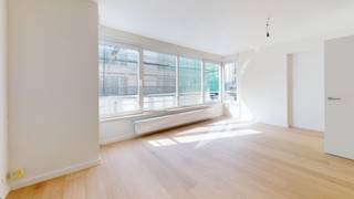 volledig vernieuwd appartement met een ruime living en 1 grote slaapkamer. Gelegen in het centrum van Heist, op wandelafstand van de Zeedijk. <br />er is een gelijkvloerse privatieve berging ook geschikt voor fietsen. 