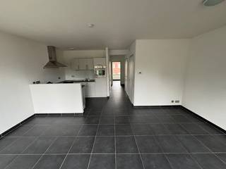 Dit instapklaar appartement met ondergrondse garage en bovengrondse staanplaats is gelegen in het centrum van Tielt (rustige ligging).<br />Indeling: inkom, leefruimte met open keuken, met aansluitend een ruim zuidgericht terras (20 m2) met zicht op de tuin, berging, apart toilet, badkamer (dubbele lavabo en douche), twee slaapkamers.<br />Gelegen op de eerste verdieping van de residentie en bereikbaar met de trap of lift.<br />De eigendom omvat ook een gemeenschappelijke tuin waar je vrij gebruik kan van maken.<br /><br />Info en bezichtiging: 0486/021325