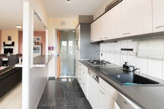 Op een centrale ligging in Mechelen, op wandelafstand van het centrum en met winkels zoals Delhaize om de hoek, bevindt zich dit instapklare appartement op de Elektriciteitsstraat 27 bus 502. Het appartement beschikt over twee slaapkamers en een ruim terras met aangenaam uitzicht over de stad. <br /><br />Via de inkomhal met ingemaakte kasten bereik je de verschillende ruimtes van het appartement. De lichtrijke leefruimte met zit- en eetgedeelte sluit mooi aan op de keuken, die uitgerust is met de nodige toestellen. Het appartement telt twee slaapkamers, waarvan eentje perfect kan dienen als bureau of dressing. De badkamer is voorzien van een ligbad met douche. Er is een apart gastentoilet voorzien.<br /><br />Zowel vanuit de leefruimte als vanuit de keuken heb je toegang tot het ruime terras dat zich over de volledige breedte van het appartement uitstrekt, waardoor je hier aangenaam kan genieten van het uitzicht over Mechelen.<br />Extra comfort: er is airco en rolluiken aanwezig. Het appartement bevindt zich bovendien in een verzorgde residentie met lift en gemeenschappelijke inkom en geniet van een uitstekende bereikbaarheid.<br /><br />Beschikbaar: vanaf 1 mei 2026!<br />Ondergrondse autostaanplaats in het gebouw: €75/ maand extra<br />Provisie kosten: €200/ maand (INCLUSIEF verbruik verwarming en water)<br /><br />Vraag je bezoek uitsluitend via de website van Malines Group!