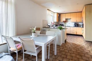 Dit ruime duplex-appartement is gelegen op wandelafstand van de Kioskplaats, het centrum van Hoboken. In de onmiddellijke omgeving vindt u tal van winkels, scholen, openbaar vervoer en horecazaken. Dankzij de centrale ligging zijn ook het centrum van Antwerpen en de belangrijkste invalswegen en snelwegen vlot bereikbaar. Dit duplex-appartement biedt maar liefst 130 m² bewoonbare oppervlakte, verdeeld over het gelijkvloers en de 1ste verdieping van de achterbouw van een kleinschalig gebouw. Het appartement is op te frissen en biedt tal van mogelijkheden. Via de inkomhal bereikt u achteraan het gebouw het appartement. Dankzij de ligging in de achterbouw geniet u hier van een rustige woonomgeving, weg van het straatgeluid.<br />Bij het binnenkomen komt u terecht in een leefruimte met eetplaats en een open keuken. Via de interne draaitrap bereikt u de 1ste verdieping. De nachthal geeft toegang tot de alle ruimtes. Hier bevinden zich 3 slaapkamers en een badkamer, uitgerust met een ligbad, wastafel en WC.<br />Een troef is de tuin, die aansluit op het appartement. Hier kunt u heerlijk genieten van het buitenleven of gezellig samenkomen tijdens zonnige dagen. Daarnaast beschikt het appartement nog over een kelder.<br />Bent u op zoek naar een ruim appartement met 3 slaapkamers, een tuin en een rustige ligging? Dan is dit duplex-appartement zeker een bezoek waard!<br />EPC: Label C - P & G-score B & A - Stedenbouw: Vg-Wg-Gmo-Gvkr-Gvv<br />Mis deze kans niet en bel ons via 03 233 33 00 of info@walls.be.