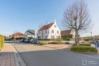 Langs de prachtige Acacialaan bevindt zich deze alleenstaande villa te koop, gelegen op slechts enkele minuten van de Zeedijk en vlakbij...