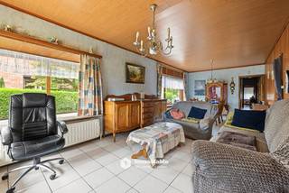 In de Groenstraat 41 te Wachtebeke vindt u deze vrijstaande <strong>zwaar te renoveren bungalow </strong>met 4 slaapkamers, een bewoonbare oppervlakte van 144 m² en een mooi perceel van 735 m². De woning is volledig gelijkvloers ingedeeld en biedt tal van mogelijkheden voor wie op zoek is naar een renovatieproject of een interessante locatie voor sloop en heropbouw. Met een EPC-label F is een grondige energetische renovatie noodzakelijk, maar dankzij de ruime perceeloppervlakte en de open bebouwing vormt deze eigendom een uitstekende opportuniteit om uw eigen woonproject te realiseren.<br /><br />Troeven:<br />Open bebouwing op een perceel van 735 m²<br />Bewoonbare oppervlakte van 144 m²<br />4 slaapkamers<br />Volledig gelijkvloerse indeling<br />Interessant potentieel voor renovatie of sloop en heropbouw<br /><br />Indeling:<br />Via de inkomhal bereikt u de leefruimte met aansluitend de keuken. Vanuit de centrale nachthal heeft u toegang tot de 4 slaapkamers en de badkamer. Dankzij de volledig gelijkvloerse indeling beschikt de woning over een praktische basis die bij een grondige renovatie volledig naar eigen smaak en wensen kan worden ingericht. Wie liever kiest voor een nieuwbouwproject, vindt hier eveneens interessante mogelijkheden voor sloop en heropbouw, uiteraard onder voorbehoud van de geldende stedenbouwkundige voorschriften en vergunningen.<br /><br />Heb je interesse in deze woning? Schrijf je dan snel in voor de bezoekdag: <strong>VOLZET</strong><br />LET OP: AFSPRAAK IS VERPLICHT! Bellen kan op: 0472770919 of mail via louise@immomamo.be