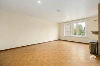 <p><strong>Appartement met 3 slaapkamers te koop aan de rand van Eeklo!</strong></p>

<p>Op zoek naar een appartement met ruimte en mogelijkheden? Dit appartement, gelegen aan de rand van Eeklo, bevindt zich in een kleinschalig gebouw met slechts 6 appartementen, wat zorgt voor een aangename en rustige woonomgeving.</p>

<p>Het appartement beschikt over <strong>3 slaapkamers</strong> en biedt tal van mogelijkheden om het naar eigen smaak en wensen verder in te richten, op te knappen en te moderniseren. Dankzij het gunstige EPC-label B is er <strong>geen renovatieverplichting</strong>, wat dit pand extra interessant maakt voor wie op zoek is naar een betaalbare woonopportuniteit met potentieel.</p>

<p>Ook de ligging is een absolute troef! Winkels, scholen, het park, het station en het openbaar vervoer bevinden zich in de nabije omgeving. Bovendien is er parkeergelegenheid in de buurt.</p>

<p><strong>Een interessante opportuniteit voor starters, gezinnen of investeerders</strong> die op zoek zijn naar een appartement met drie slaapkamers, een gunstig EPC en mogelijkheden om er hun eigen thuis van te maken.</p>